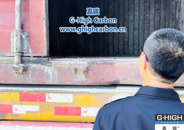 嘉碳裝車人員嚴(yán)格把關(guān)，確保車輛安全入廠