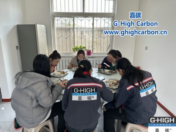深秋暖陽(yáng)下，鐵鍋燉傳遞溫情與力量